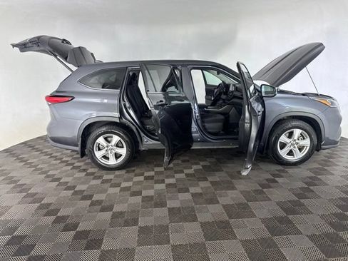 Used 2020 Toyota Highlander LE AWD/4WD image 13