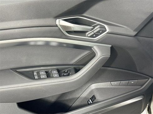 Used 2022 Audi e-tron Premium Plus image 26