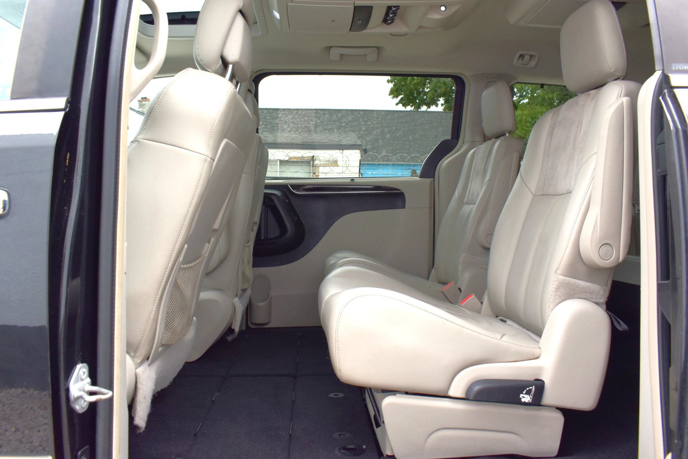 Used 2014 Chrysler Town & Country Limited w/ Luxury Group FWD image 30