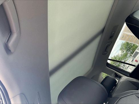 Used 2023 Volkswagen Tiguan SE w/ Panoramic Sunroof Package FWD image 30