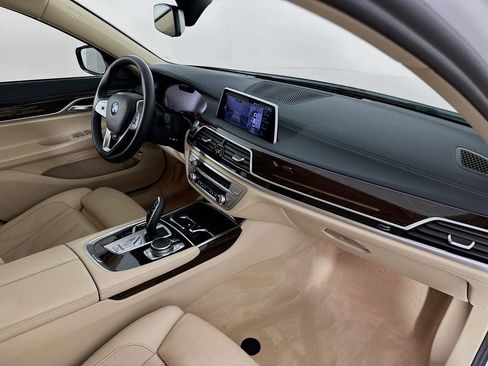 Used 2022 BMW 740i image 30