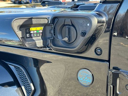 Used 2024 Jeep Wrangler Unlimited w/ Convenience Group image 17