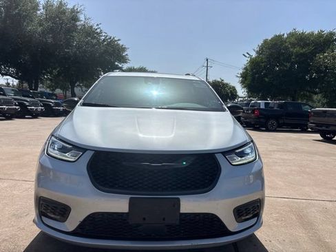 Used 2023 Chrysler Pacifica Limited w/ S Appearance Package AWD/4WD image 2
