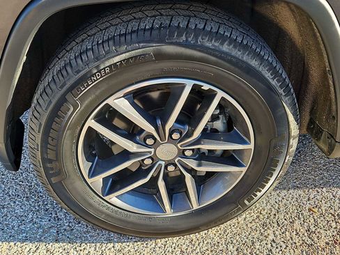 Used 2018 Jeep Grand Cherokee Laredo RWD image 12