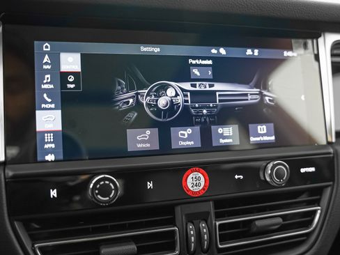 Certified 2026 Porsche Macan AWD/4WD image 26