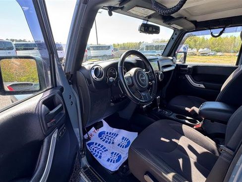 Used 2015 Jeep Wrangler Unlimited Sahara image 31