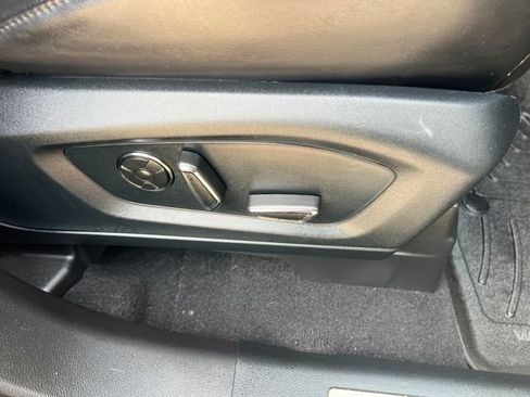 Used 2020 Ford Explorer Platinum w/ Premium Technology Package image 18