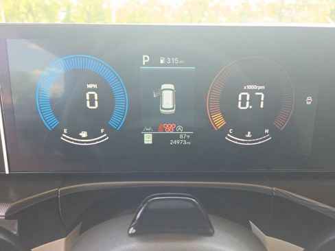 Used 2025 Hyundai Santa Fe SEL FWD image 2