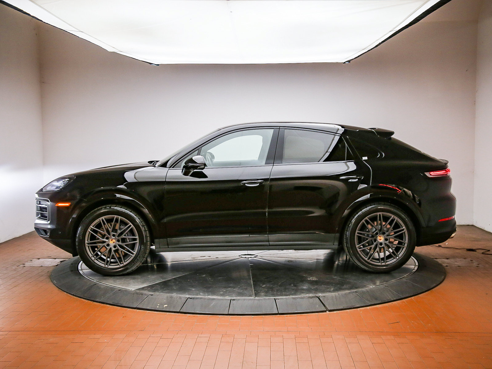 Certified 2024 Porsche Cayenne Coupe AWD/4WD image 2