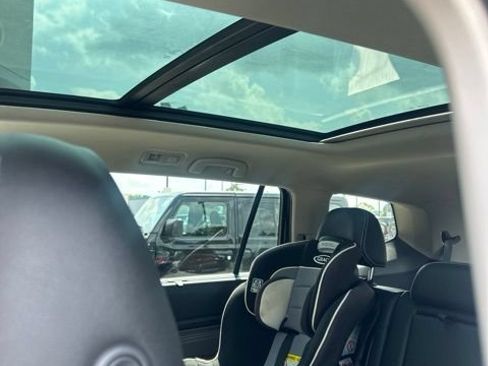 Used 2023 Volkswagen Atlas SE w/ Panoramic Sunroof Package AWD/4WD image 12