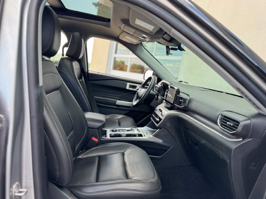 Used 2023 Ford Explorer XLT w/ Equipment Group 202A AWD/4WD image 28