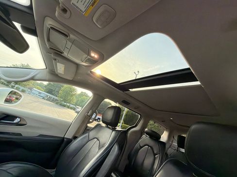 Used 2018 Chrysler Pacifica Limited FWD image 20