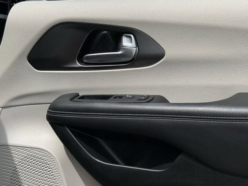 Used 2024 Chrysler Pacifica Limited FWD image 27