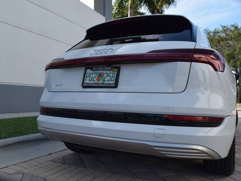 Used 2019 Audi e-tron Prestige w/ Prestige Package AWD/4WD image 17