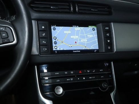 Used 2018 Jaguar XF Premium image 23