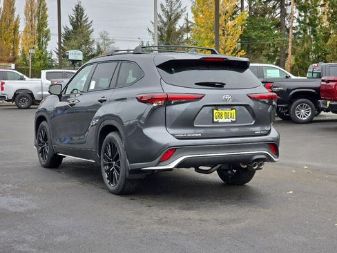 New 2025 Toyota Highlander XSE image 4