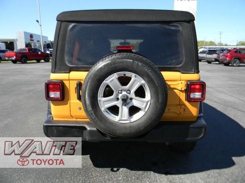 Used 2018 Jeep Wrangler Unlimited Sport S AWD/4WD image 3