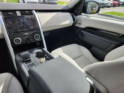 Used 2025 Land Rover Discovery S image 14