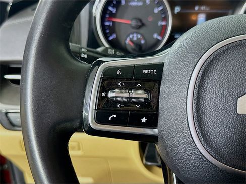 Used 2022 Kia Carnival EX image 21