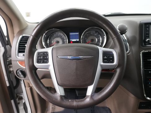 Used 2014 Chrysler Town & Country Touring-L w/ Driver Convenience Group image 17