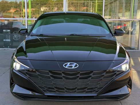 Used 2021 Hyundai Elantra SE w/ Cargo Package FWD image 2