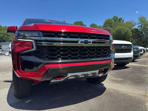 Used 2022 Chevrolet Tahoe Z71 w/ Luxury Package AWD/4WD image 2