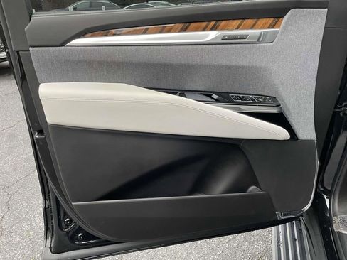 Certified 2025 Cadillac Escalade ESV Sport Platinum image 18