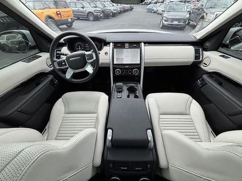 Used 2025 Land Rover Discovery S AWD/4WD image 17