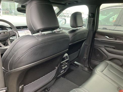 Certified 2024 Jeep Grand Cherokee Limited w/ Black Appearance Package image 16