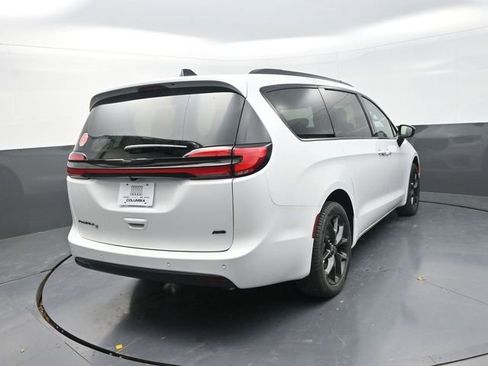 New 2026 Chrysler Pacifica Select w/ S Appearance Package image 9