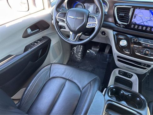Used 2017 Chrysler Pacifica Touring-L image 19