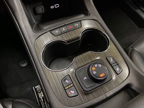 Used 2023 GMC Acadia SLT image 52