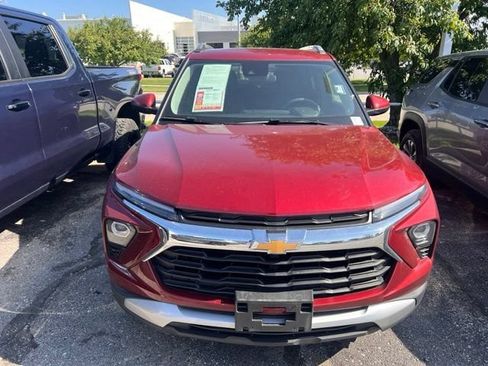 Used 2025 Chevrolet TrailBlazer LT w/ Driver Confidence Package AWD/4WD image 2