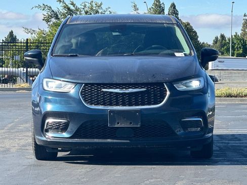 Used 2023 Chrysler Pacifica Touring-L FWD image 9