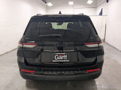 Used 2023 Jeep Grand Cherokee Altitude AWD/4WD image 8