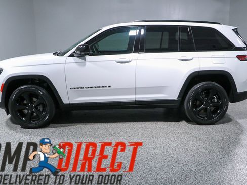 Used 2023 Jeep Grand Cherokee Altitude AWD/4WD image 10