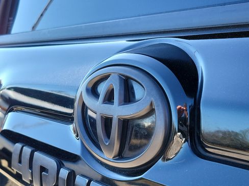 Used 2018 Toyota 4Runner SR5 image 7