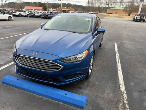Used 2017 Ford Fusion SE w/ Fusion SE Technology Package image 10