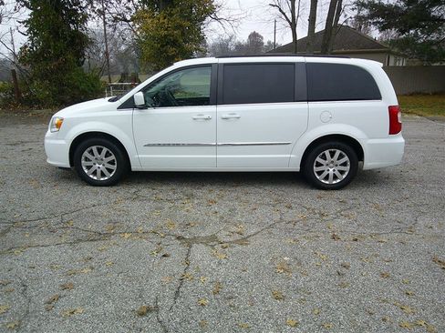 Used 2016 Chrysler Town & Country Touring image 2