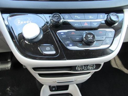 Used 2023 Chrysler Pacifica Touring-L FWD image 25