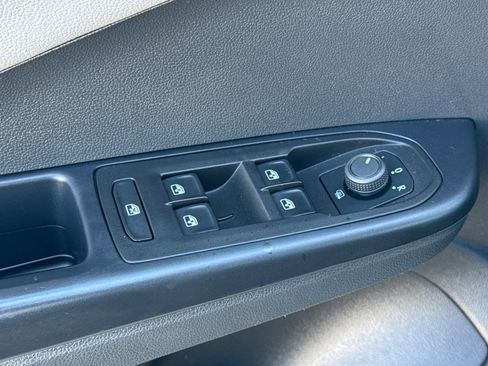 Used 2024 Volkswagen Taos SE image 14