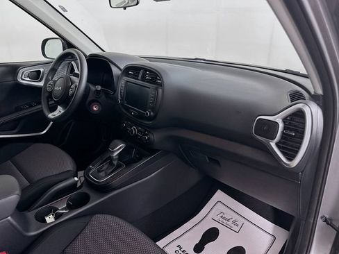 Used 2025 Kia Soul LX FWD image 31