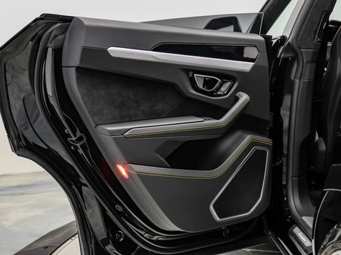 Used 2022 Lamborghini Urus AWD/4WD image 94