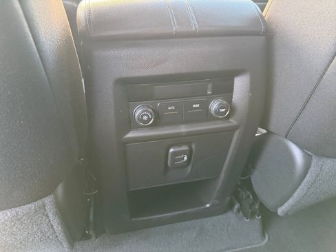 Used 2022 Chevrolet Traverse LT FWD image 28