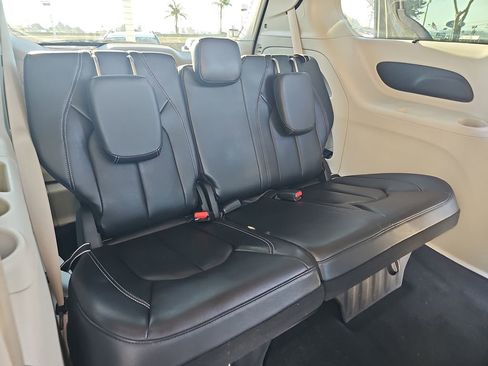 Used 2022 Chrysler Pacifica Touring-L image 13