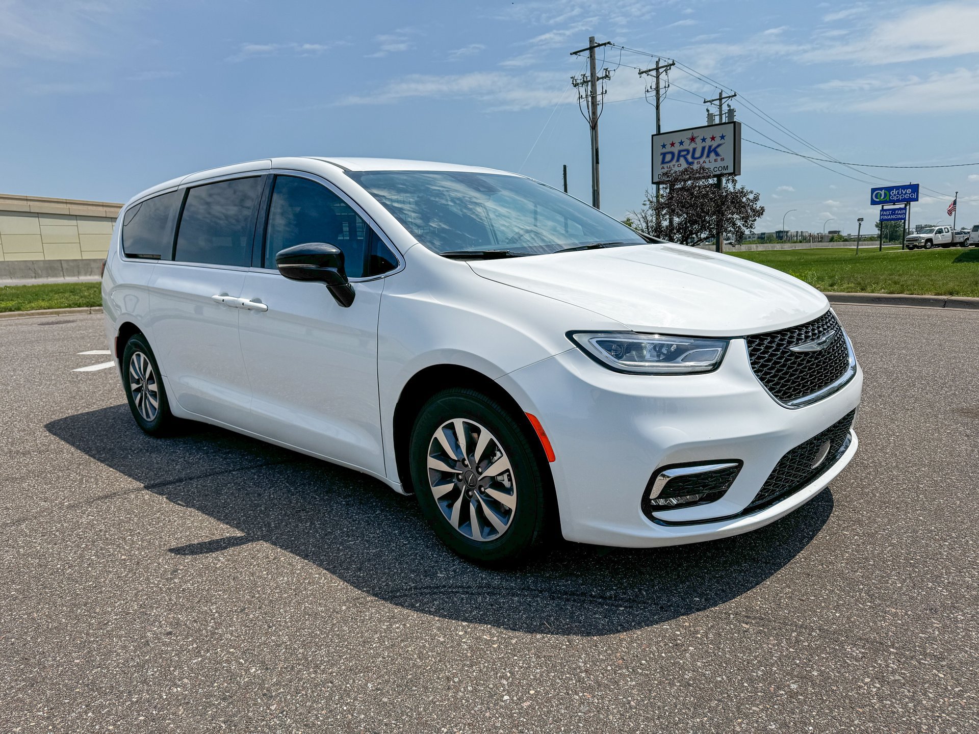 Used 2024 Chrysler Pacifica Limited FWD image 1