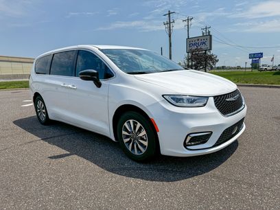 Used 2024 Chrysler Pacifica Limited