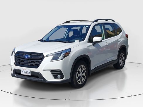 Used 2023 Subaru Forester Premium image 3