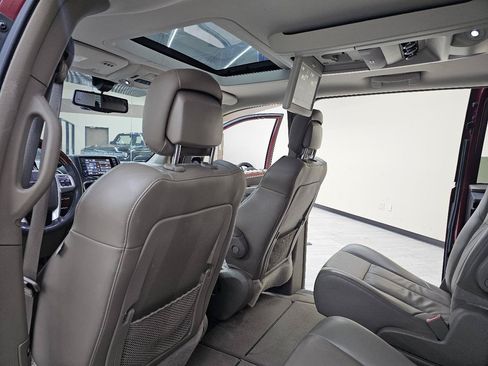 Used 2013 Chrysler Town & Country Limited w/ Luxury Group FWD image 27