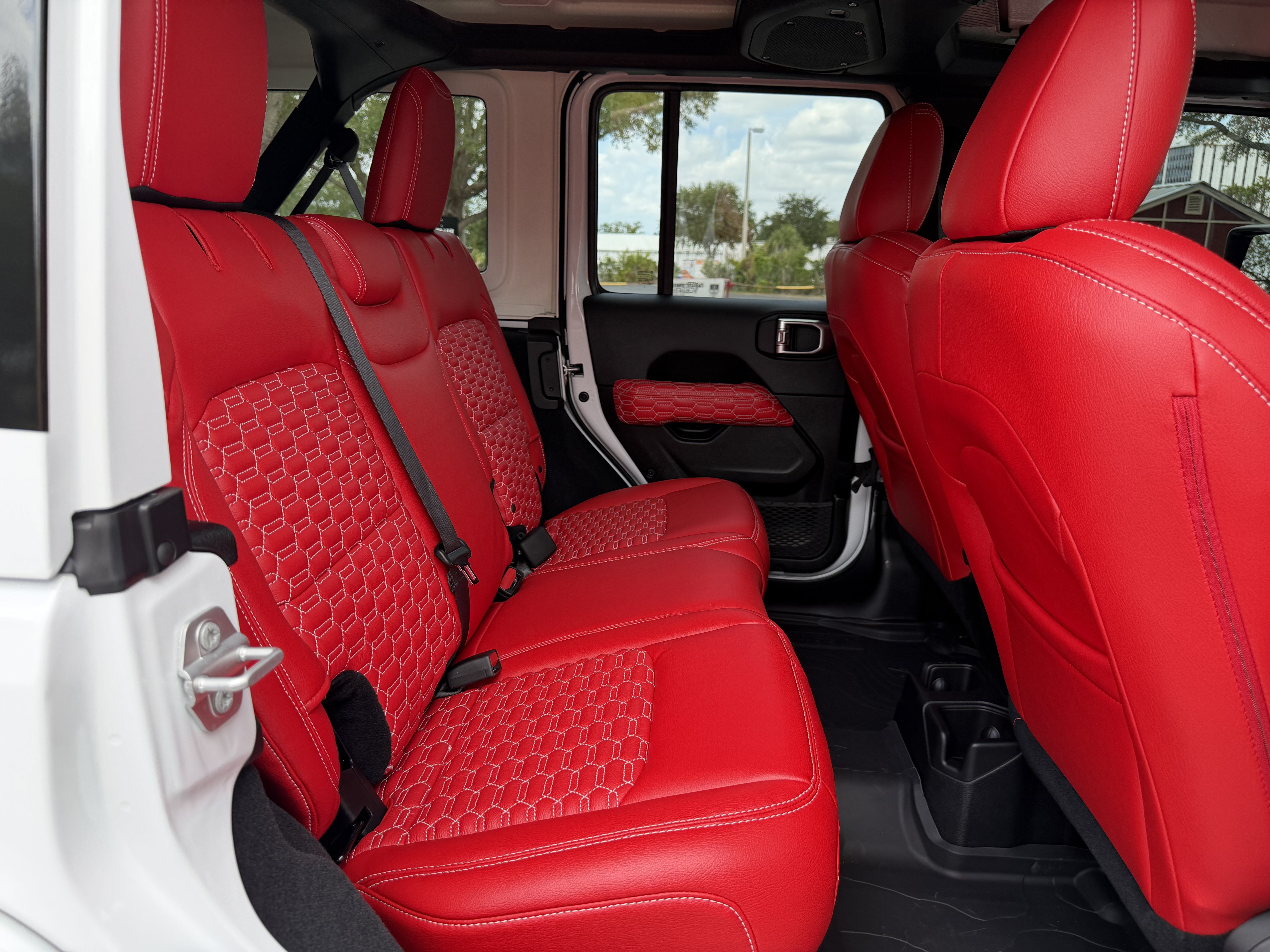 Used 2025 Jeep Wrangler Unlimited Sahara AWD/4WD image 33